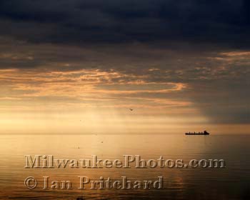 Photograph of Dawn Boat from www.MilwaukeePhotos.com (C) Ian Pritchard